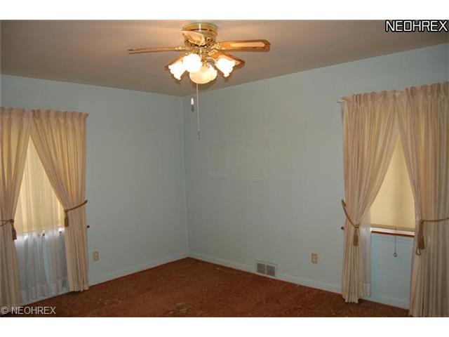 543 W Glen Dr, Youngstown, OH 44512 photo 2
