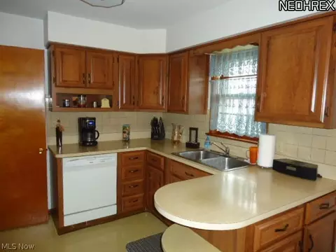 30305 Forestgrove Rd, Willowick, OH 44095 photo 4