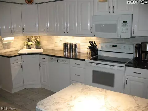 285 Willow Ln, Berea, OH 44017 photo 5