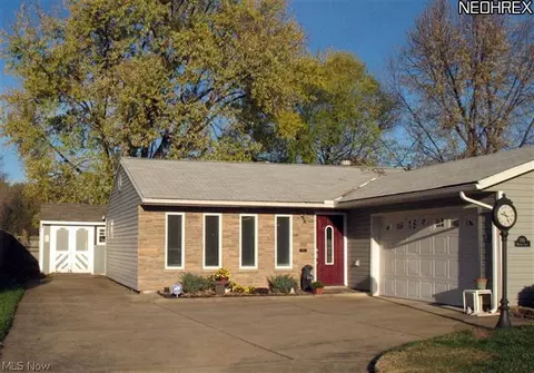 285 Willow Ln, Berea, OH 44017 photo 2
