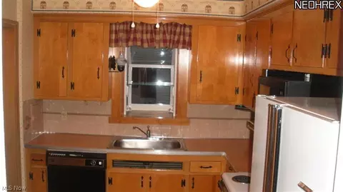 30900 Crescent Dr, Willowick, OH 44095 photo 2