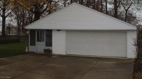 30900 Crescent Dr, Willowick, OH 44095 photo 24