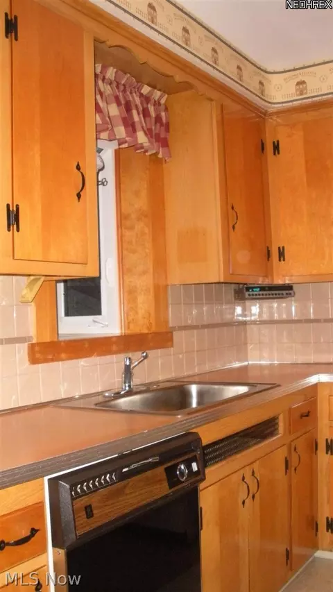 30900 Crescent Dr, Willowick, OH 44095 photo 7