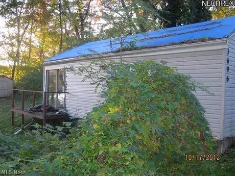 3696 Random Dr, Akron, OH 44319 photo 2