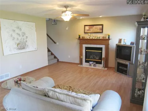 201 Rauscher Ct, Elyria, OH 44035 photo 2