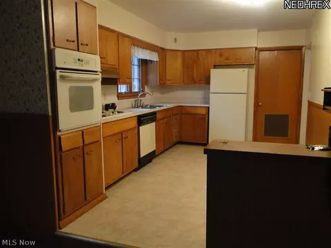 112 Wesleyan Ct, Elyria, OH 44035 photo 3
