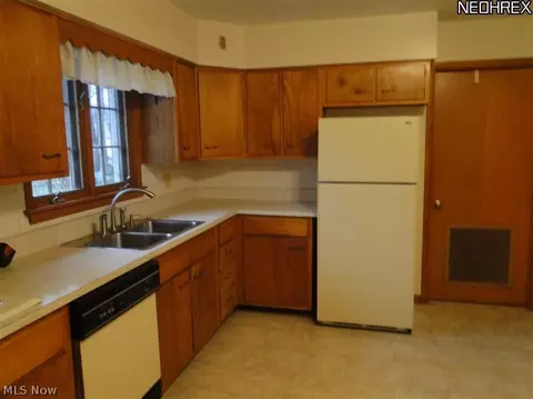 112 Wesleyan Ct, Elyria, OH 44035 photo 2
