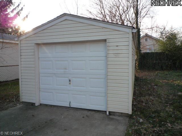 486 Lamont St, Akron, OH 44305 photo 9