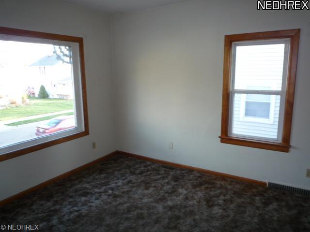486 Lamont St, Akron, OH 44305 photo 3