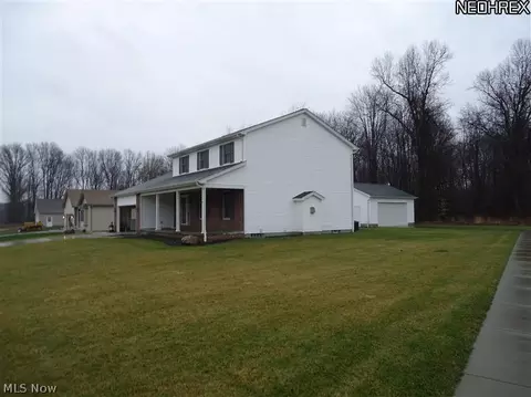 801 Mulberry Ln, Youngstown, OH 44512 photo 2