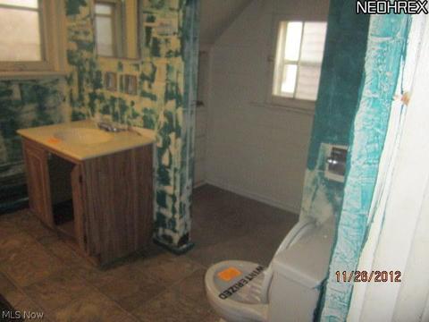 145 Vesper St, Akron, OH 44310 photo 9