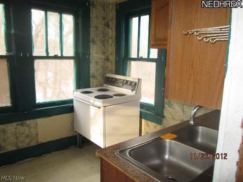 145 Vesper St, Akron, OH 44310 photo 8