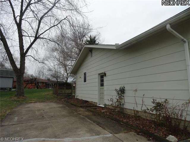 30 Midwood Cir, Youngstown, OH 44512 photo 2