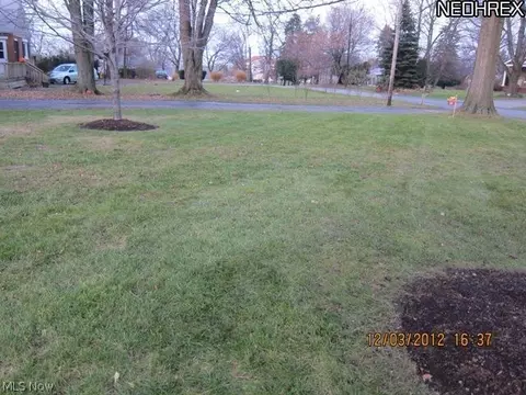 2118 Pine Ridge Dr, Wickliffe, OH 44092 photo 17