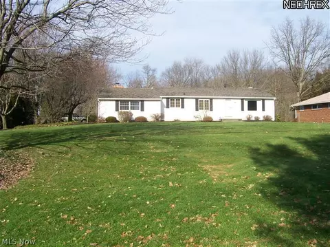 1077 Maple Dr, Wadsworth, OH 44281 photo 1