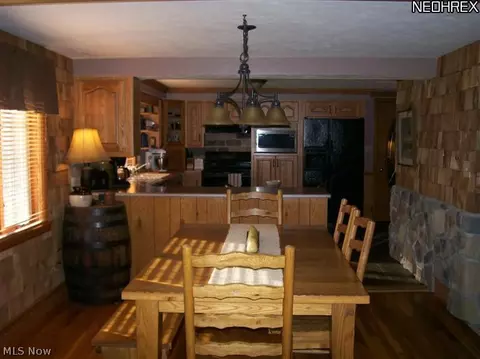 1077 Maple Dr, Wadsworth, OH 44281 photo 3