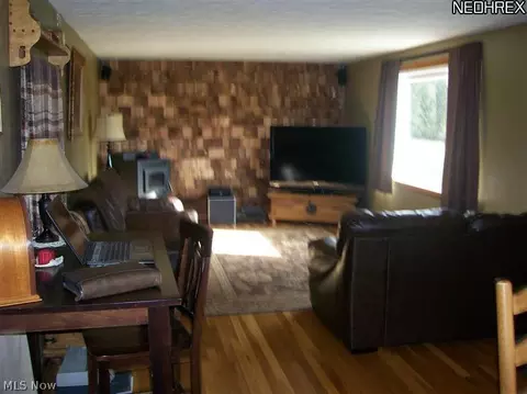 1077 Maple Dr, Wadsworth, OH 44281 photo 2