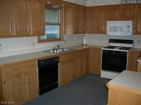 578 Audrey Ln, Struthers, OH 44471 photo 3