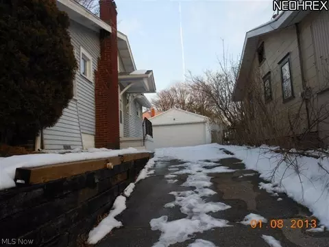 807 Kickapoo Ave, Akron, OH 44305 photo 2