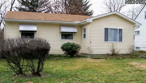 1356 Crestview Ave, Akron, OH 44320 photo 1