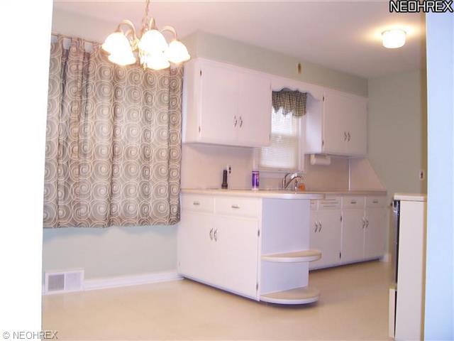 413 Tudor Ln, Youngstown, OH 44512 photo 6