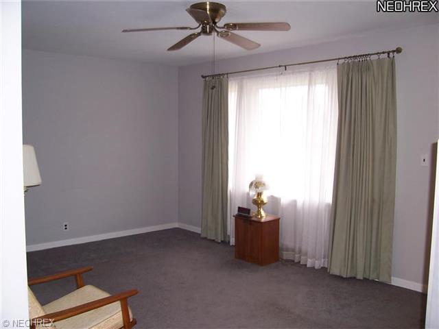 413 Tudor Ln, Youngstown, OH 44512 photo 4