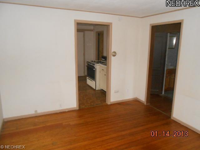 226 Winckles St, Elyria, OH 44035 photo 2