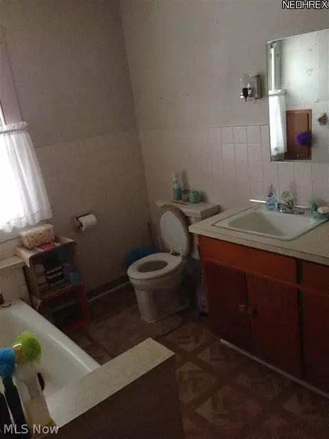 752 Hazel St, Akron, OH 44305 photo 3
