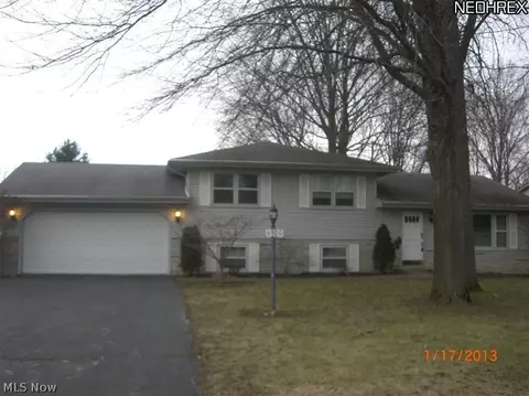 6900 Colleen Dr, Youngstown, OH 44512 photo 2