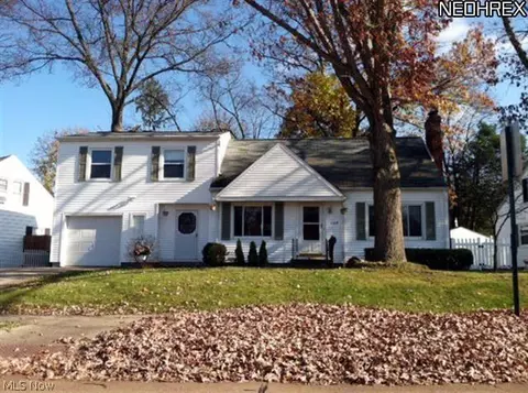 145 Sheldon Dr, Akron, OH 44313 photo 2