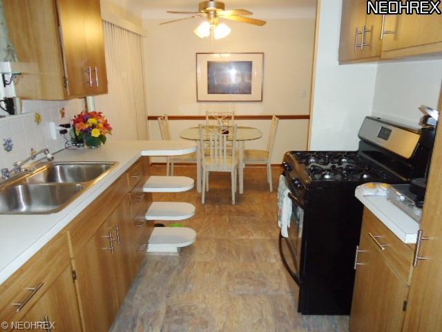 407 Clarmont Rd, Eastlake, OH 44095 photo 4