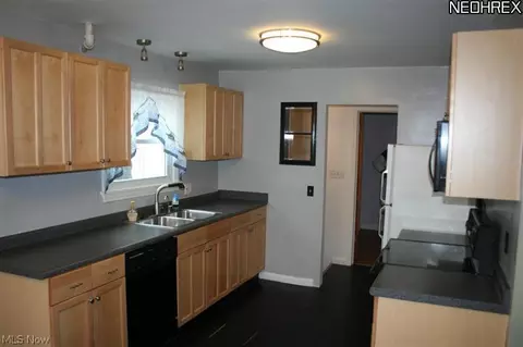 549 Eastern Heights Blvd, Elyria, OH 44035 photo 2