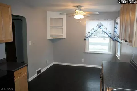 549 Eastern Heights Blvd, Elyria, OH 44035 photo 3