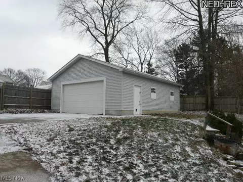 150 Charles Ct, Elyria, OH 44035 photo 2