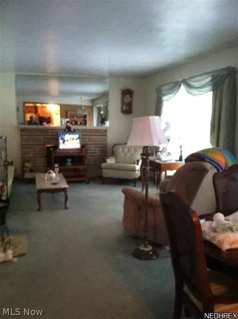 69 Robin Hood Dr, Youngstown, OH 44511 photo 2