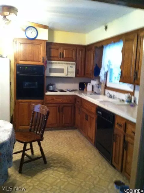 69 Robin Hood Dr, Youngstown, OH 44511 photo 4