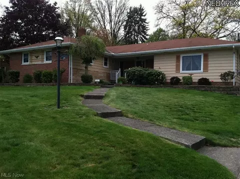 69 Robin Hood Dr, Youngstown, OH 44511 photo 1