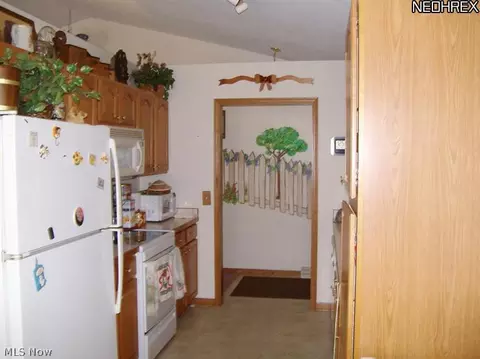 42 Stuart St, Dalton, OH 44618 photo 3