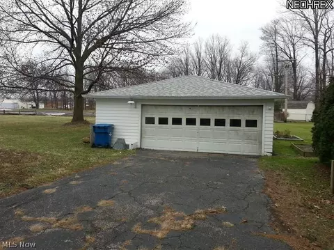32312 Willowick Dr, Willowick, OH 44095 photo 2