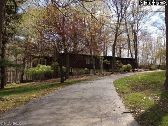 6877 Tanglewood Dr, Youngstown, OH 44512 photo 1