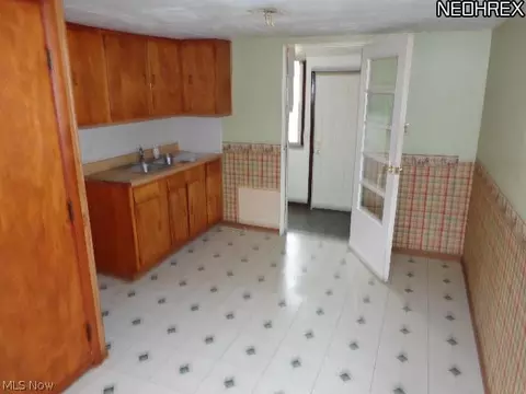 375 Wesley Ave, Elyria, OH 44035 photo 4