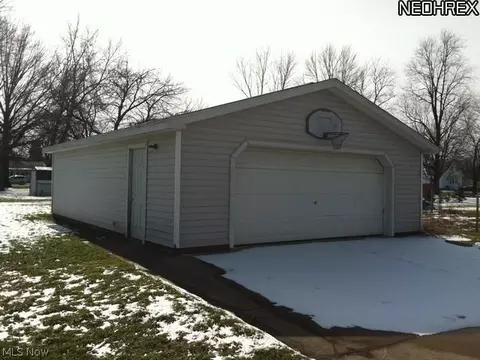 1124 E 17th St, Ashtabula, OH 44004 photo 3
