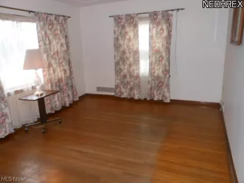 379 Wesley Ave, Elyria, OH 44035 photo 2