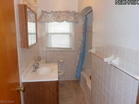 379 Wesley Ave, Elyria, OH 44035 photo 3