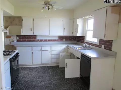 2100 Cramer Ave, Akron, OH 44312 photo 3