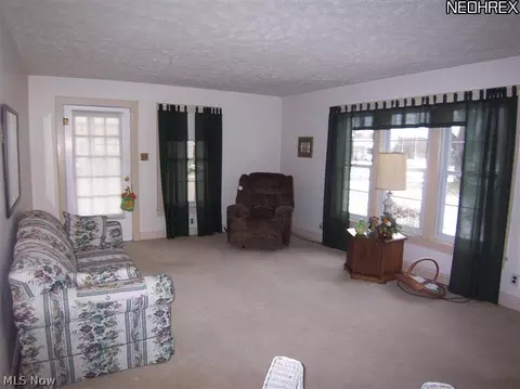 1202 Locust Dr, Ashtabula, OH 44004 photo 2