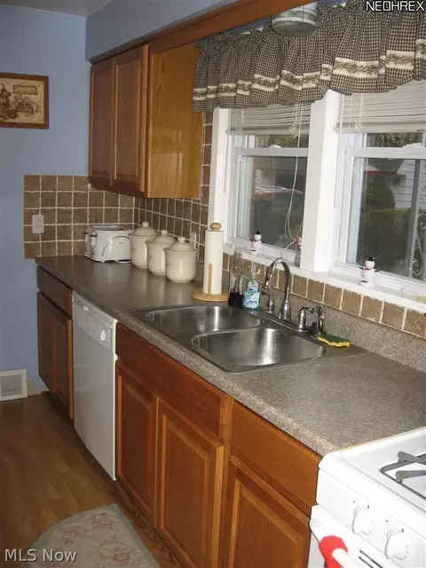 28518 Forest Rd, Willowick, OH 44095 photo 14