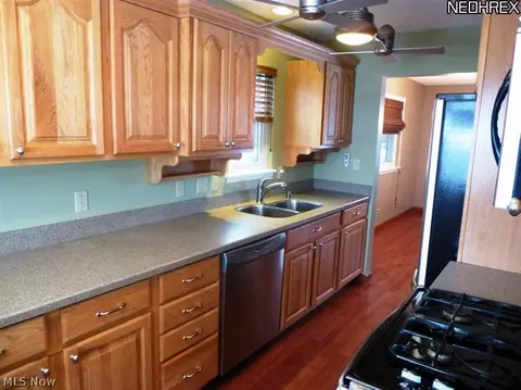31405 Daniel Dr, Willowick, OH 44095 photo 2