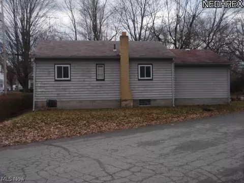 219 Perry St, Struthers, OH 44471 photo 4