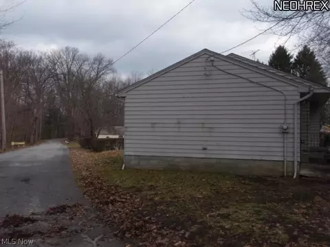 219 Perry St, Struthers, OH 44471 photo 3